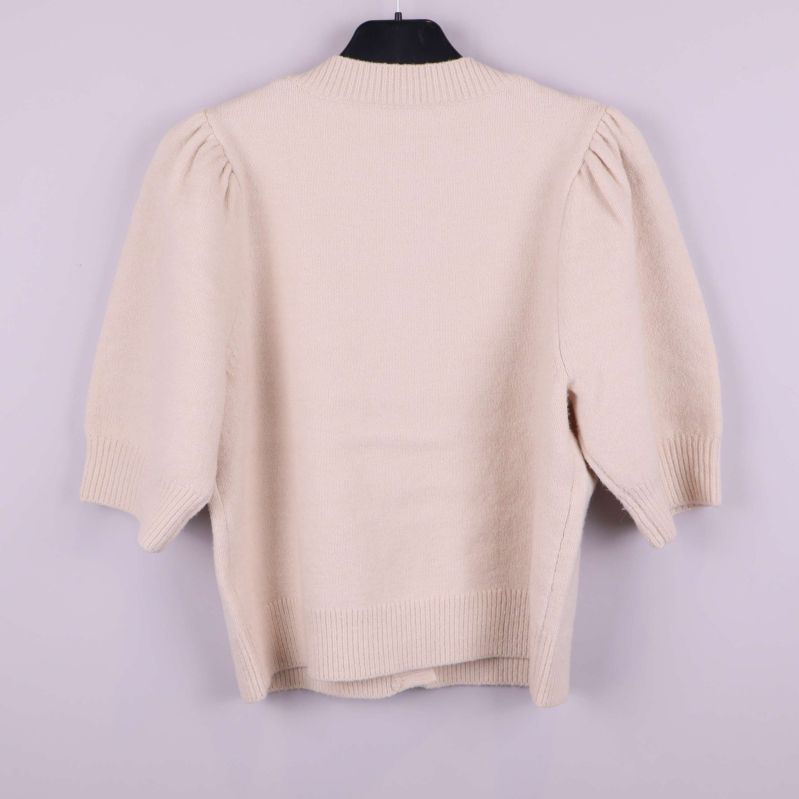 Baksida av beige stickad kofta med korta ärmar