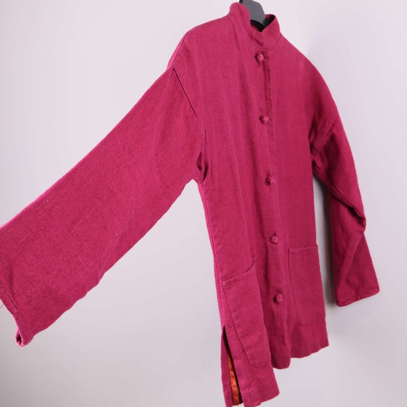 Linneskjortan sedd i vinkel som visar ärm