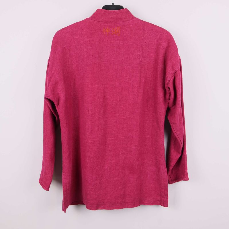 Baksida av gammelrosa linneskjorta