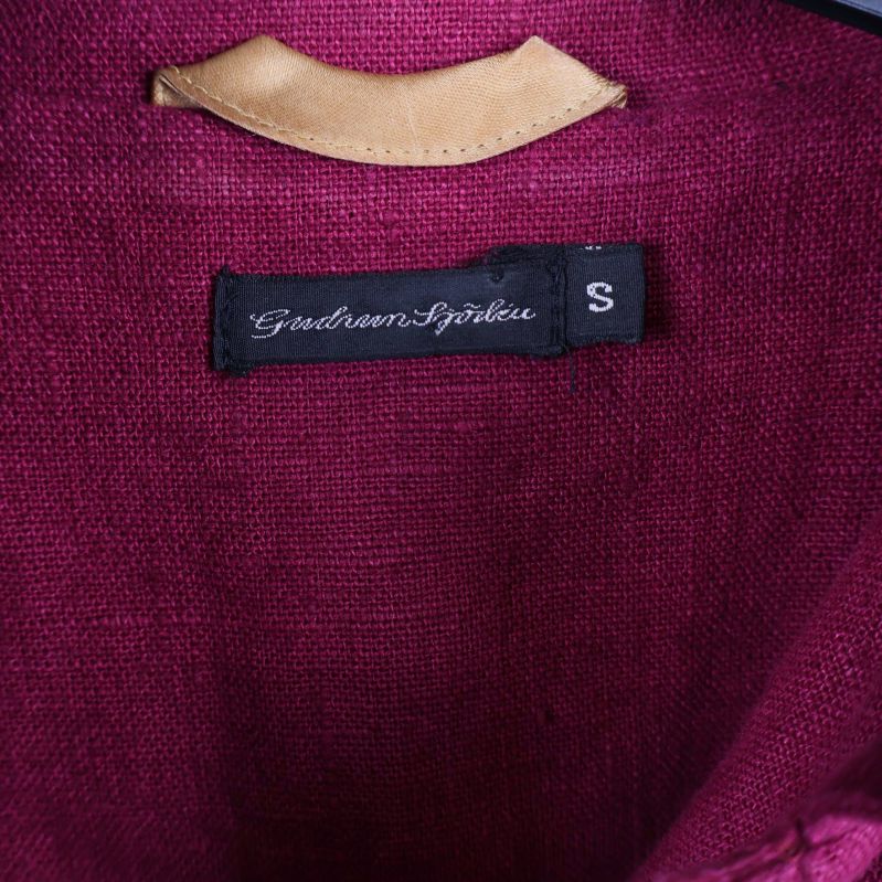 Närbild på märkesskylt och storlekslapp S