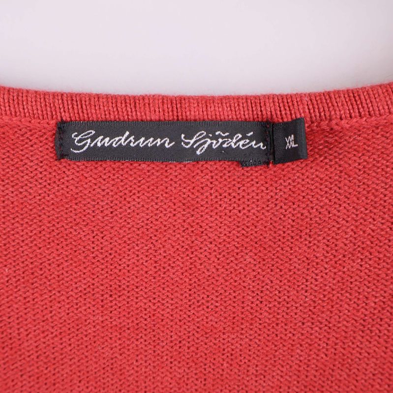 Närbild på Gudrun Sjödén-etikett i halsen