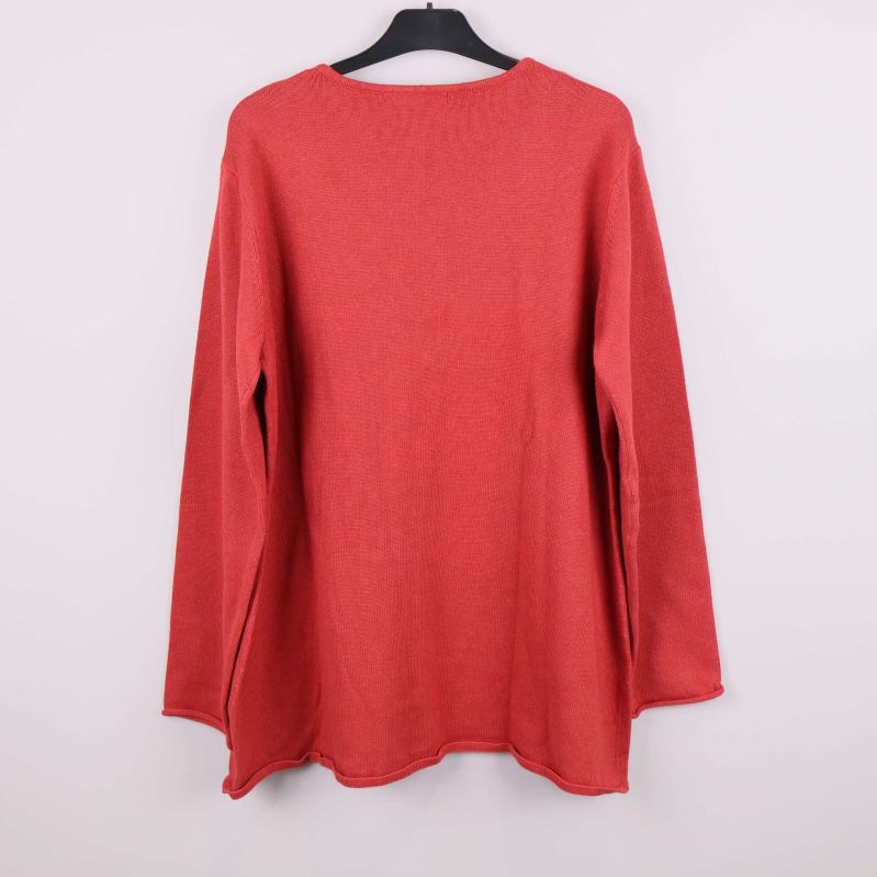 Baksida av röd stickad tröja på galge