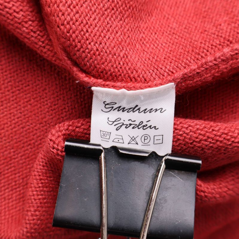 Tvättetikett med Gudrun Sjödén logotyp och tvättsymboler