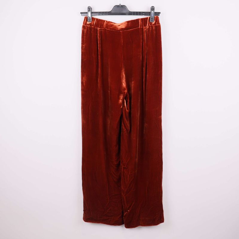 Vida sammetsbyxor i rostbrun nyans upphängda bakifrån