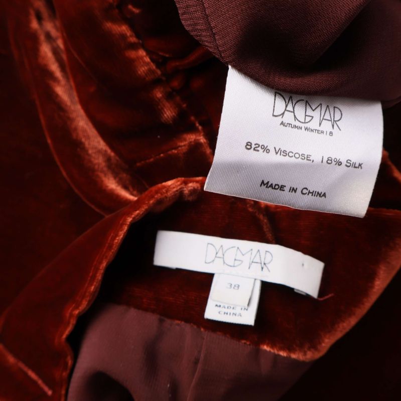 Närbild på etiketter i byxorna med material och varumärke