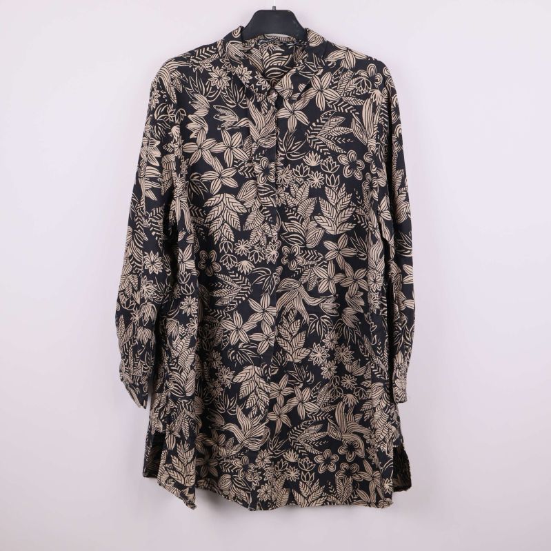 Tunika med blommigt mönster och knappar framtill