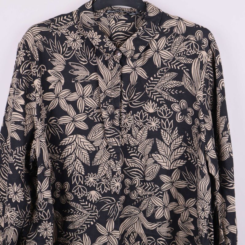 Närbild av blommigt mönster på tunikans framsida