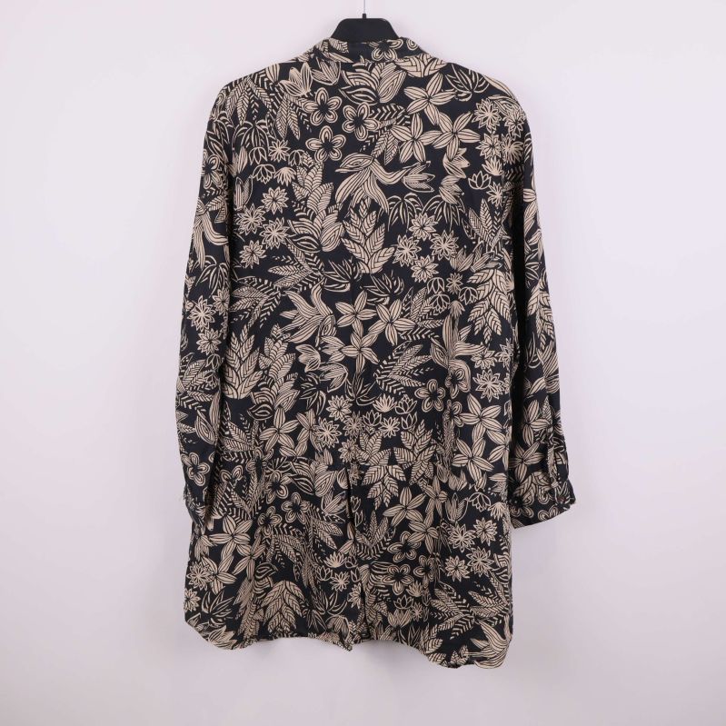 Baksidan av tunika med blommigt mönster