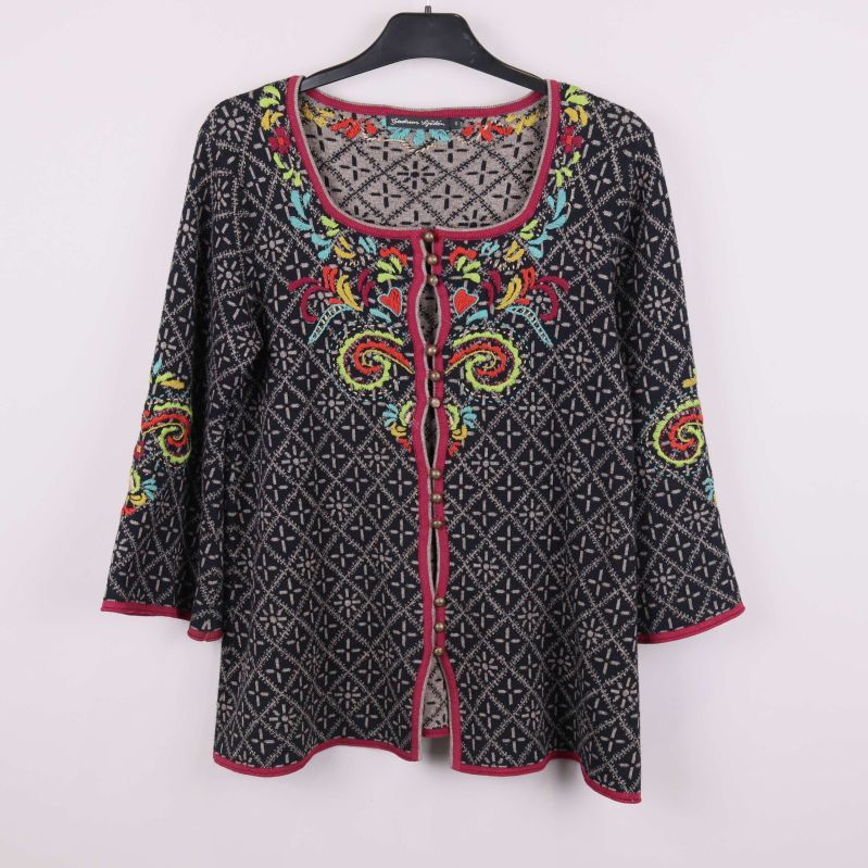 Mönstrad kofta med brodyr och knappdetaljer, framifrån