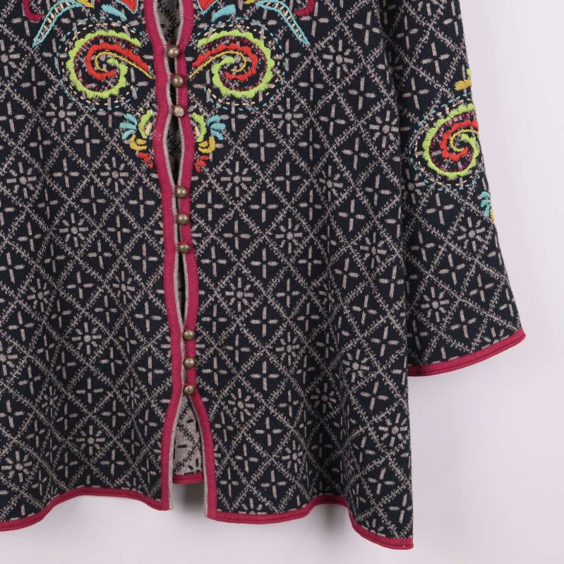 Nederdel av kofta med mönster och röda kanter