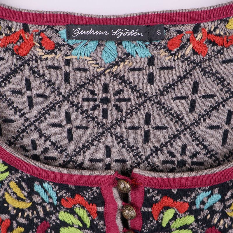 Närbild på Gudrun Sjödén-etikett vid halsringning