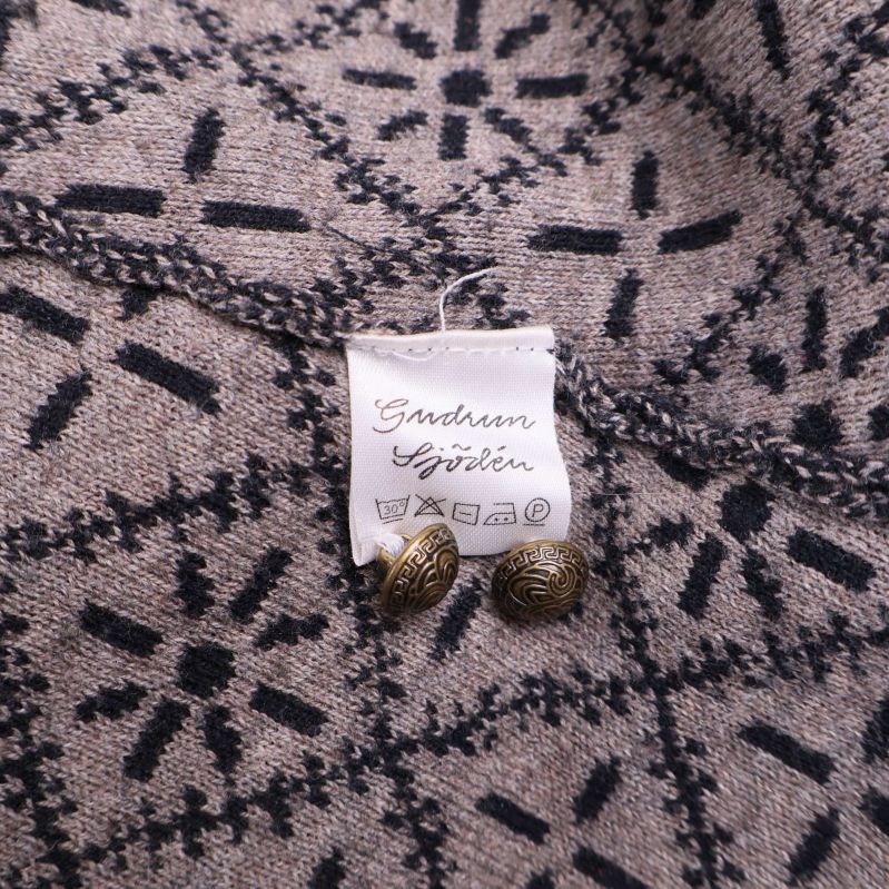 Gudrun Sjödén-etikett invändigt vid knapp