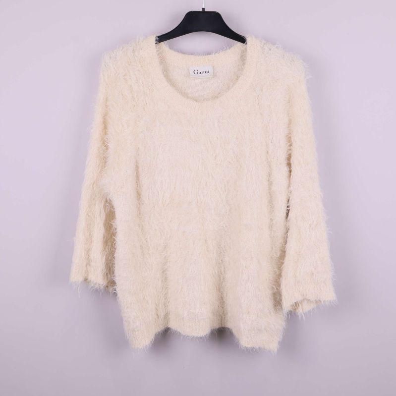 Luddig cremevit tröja från Ganni framtill