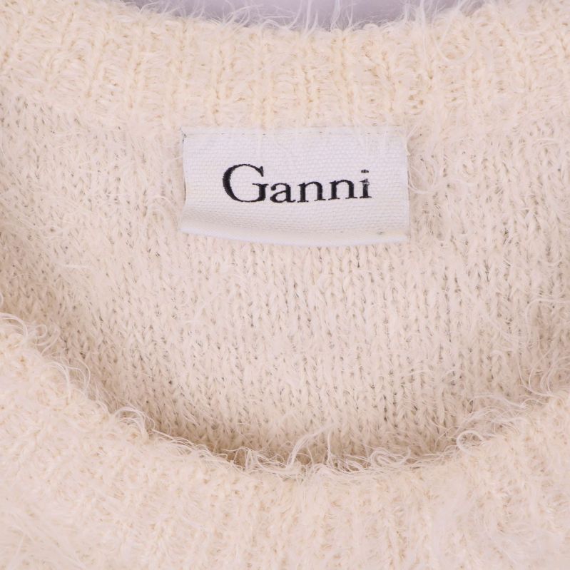 Närbild på hals och Ganni-logga på etikett