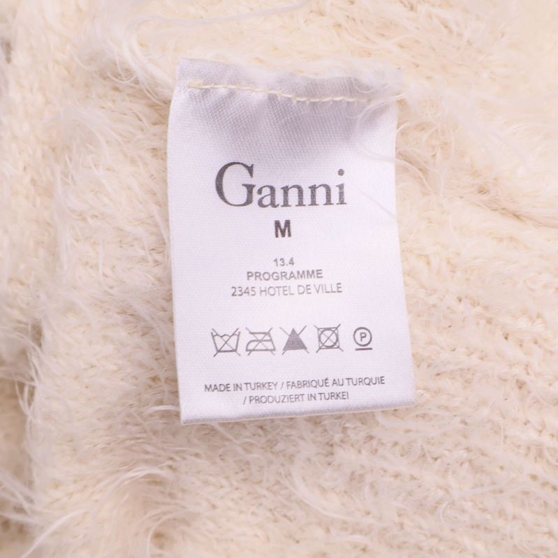 Storleksetikett från Ganni i tröjan, markerad M