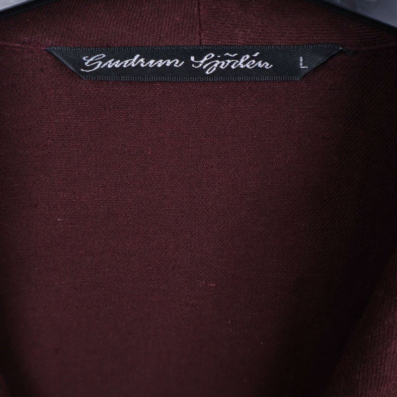 Detaljbild på Gudrun Sjödén-märkning i nacken