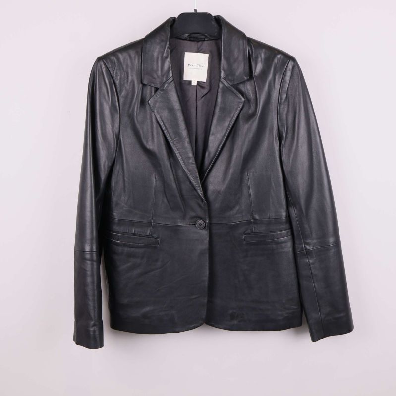 Svart skinnkavaj med klassisk krage och knäppning fram