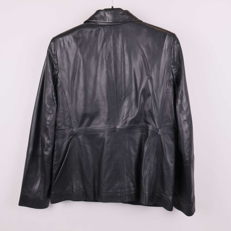 Baksida av svart skinnkavaj med synliga sömmar