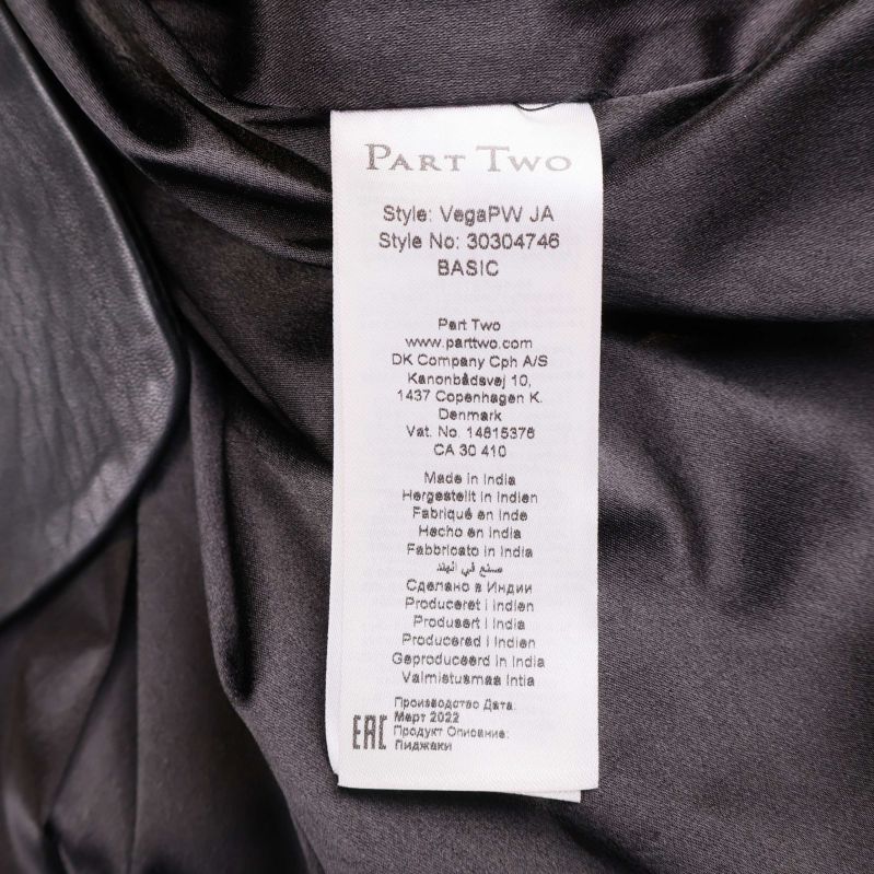 Materialetikett med information från Part Two i kavajens insida