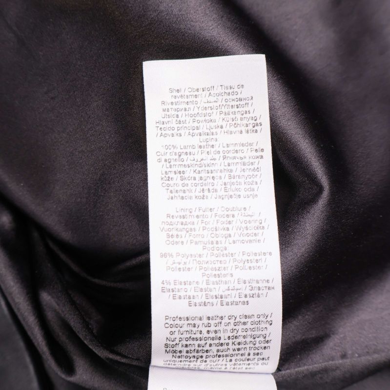 Tydlig etikett med materialsammansättning på svart tyg