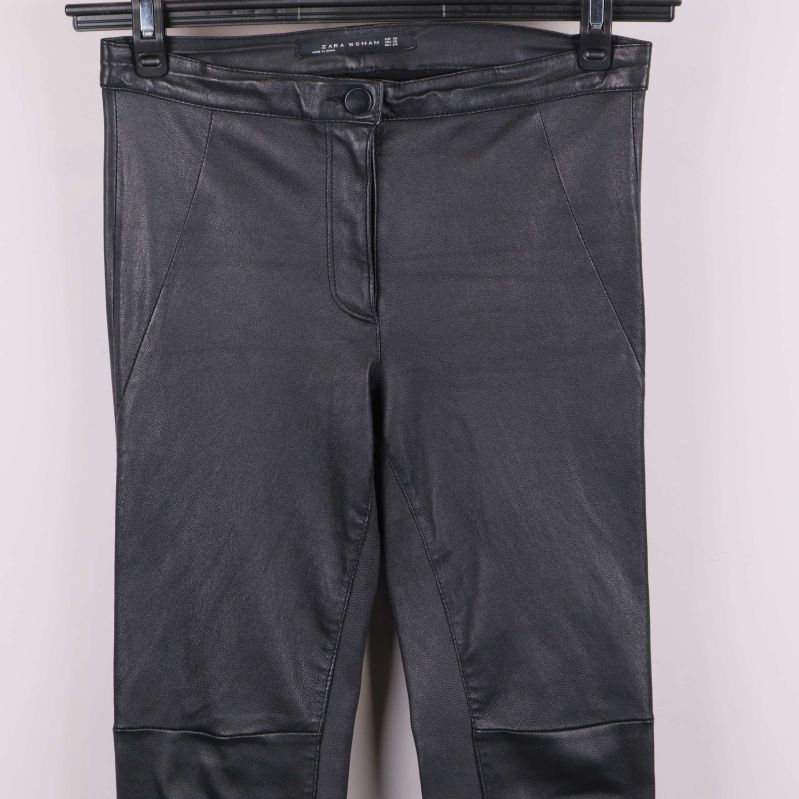 Ovanifrån bild på överdelen av svarta byxor