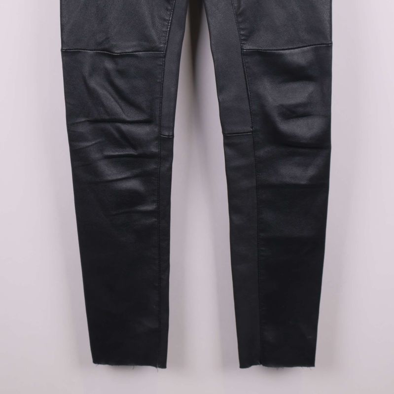 Nederdel av svarta byxor med detaljsömmar