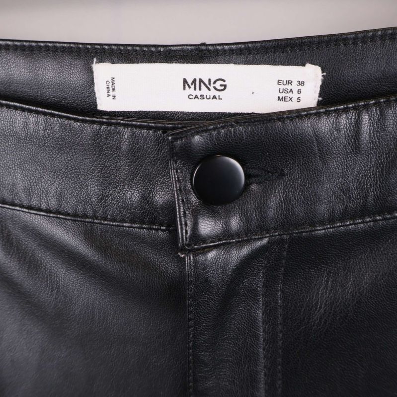 Närbild på midjan och etikett med MNG Casual logga