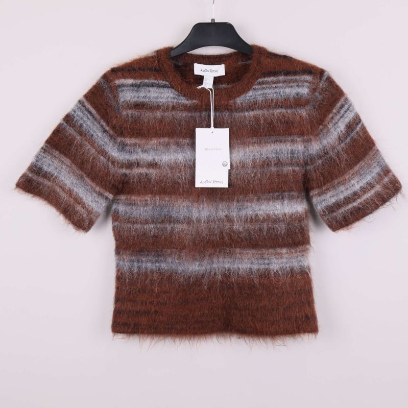 Brun och grå randig kortärmad topp på galge