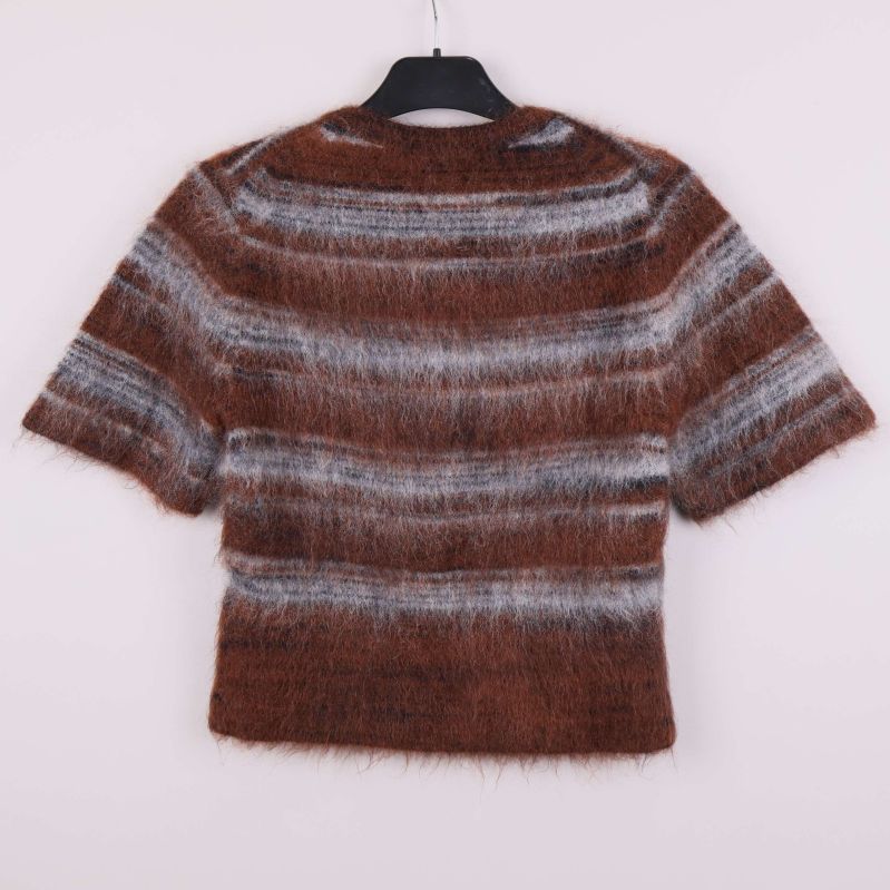 Baksidan av kortärmad brun och grå stickad topp