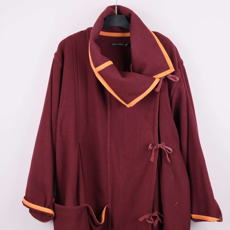 Närbild av krage och knytdetalj på jacka