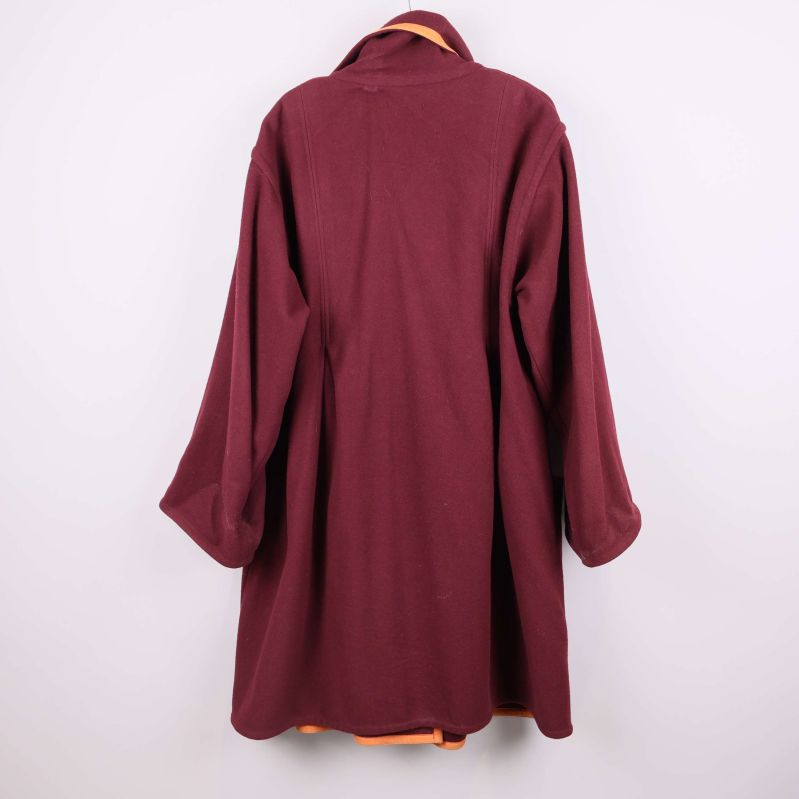 Jackans baksida i vinröd ull med orangea detaljer