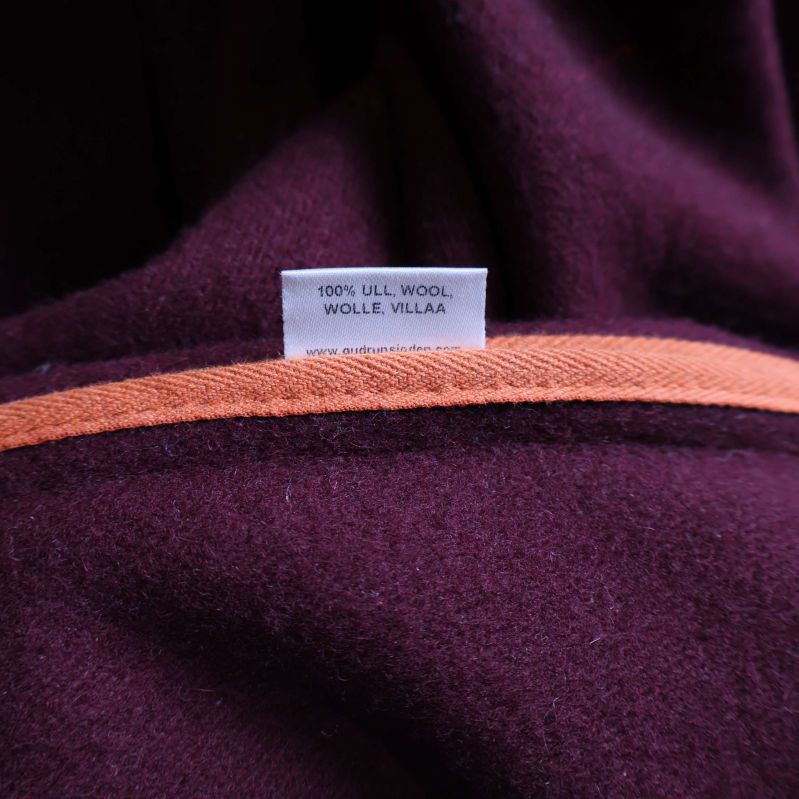 Materiallapp med texten 100% ull invändigt i jackan