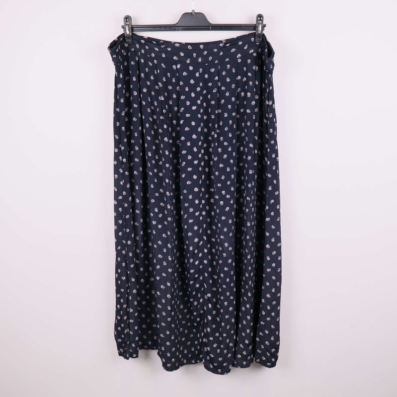 Vid kjol i mörkblått tyg med mönster framifrån