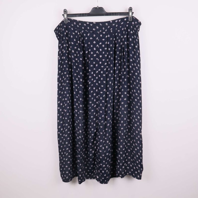 Vid kjol i mörkblått tyg med mönster bakifrån