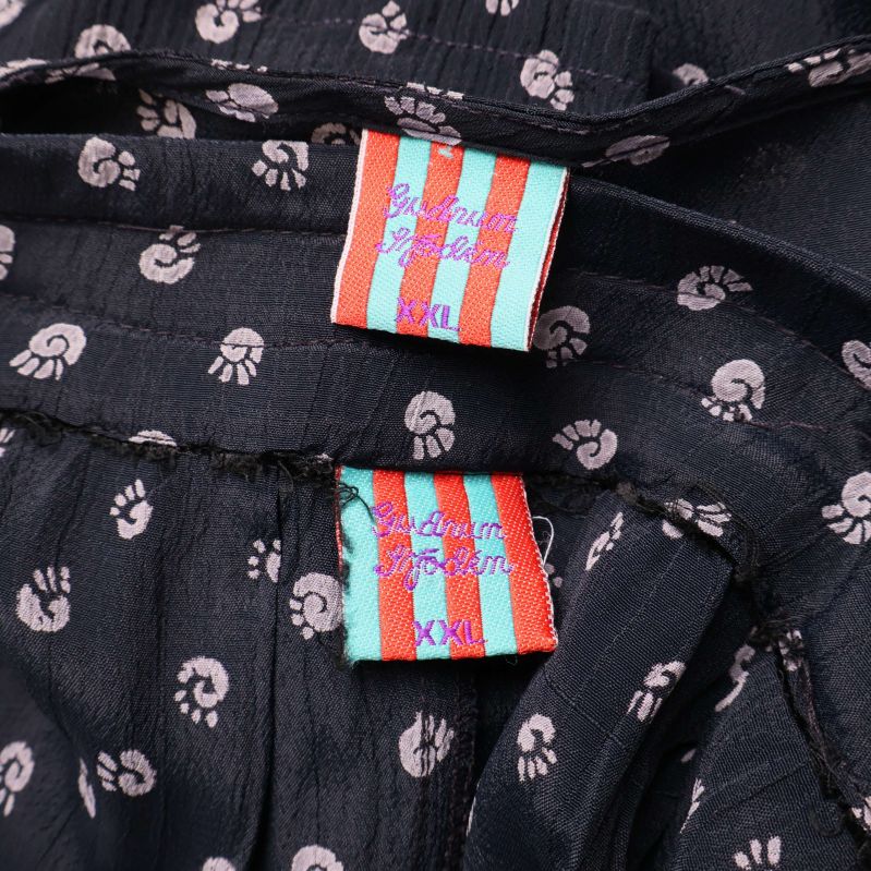 Närbild på färgglada etiketter från Bubbleroom Stockholm XXL