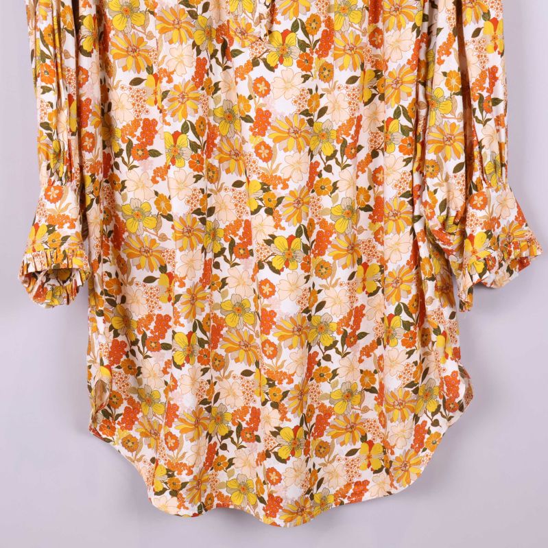 Ärmslut och böjd skjortfåll