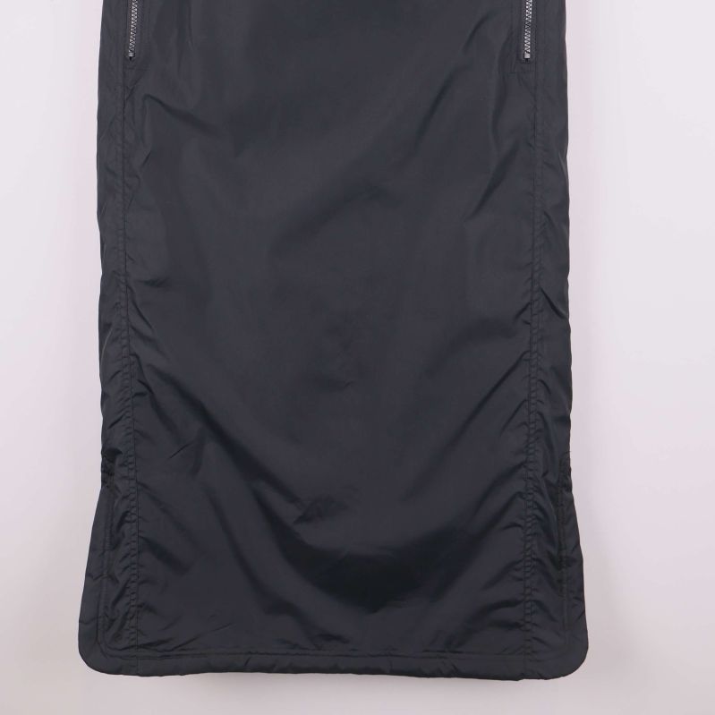 Nedre del av svart termokjol med rynkade sidor tydliga