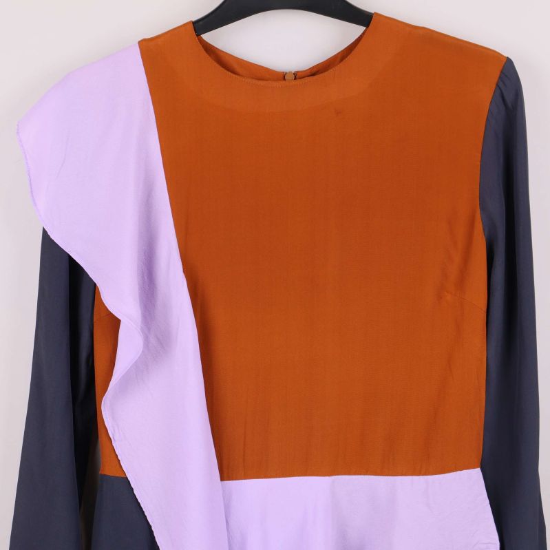 Närbild på ovansida av blockfärgad blus