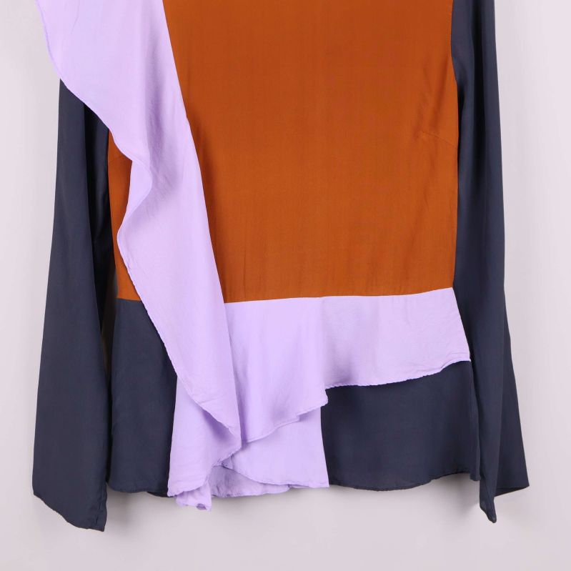 Blusens nederdel med volang i lila tyg