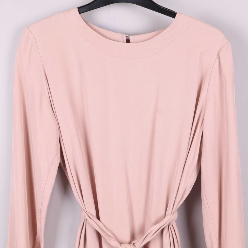 Detalj av halsringning och knytband