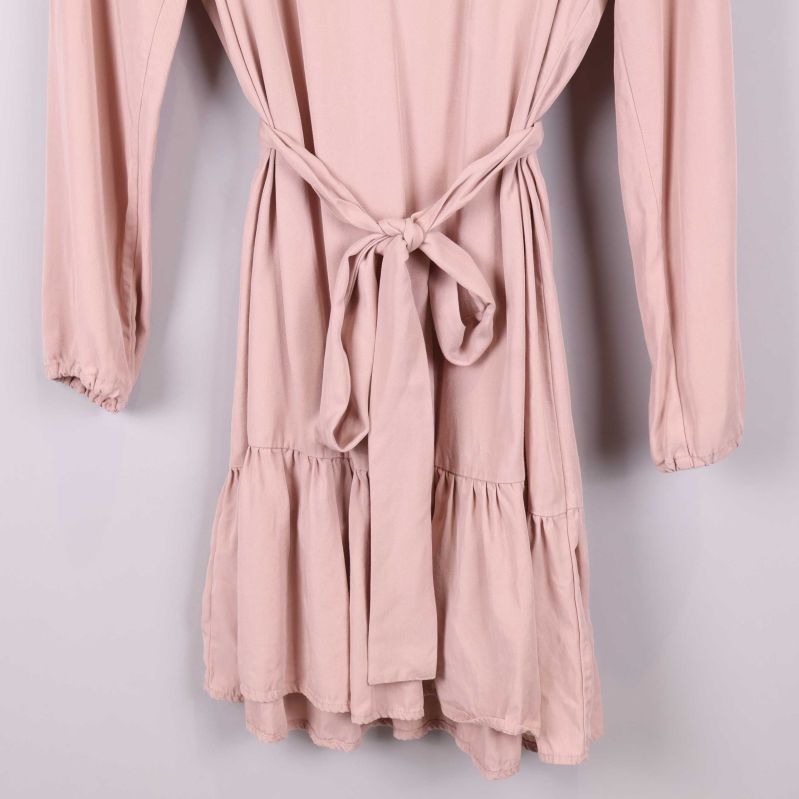 Detalj av halsringning och knytband