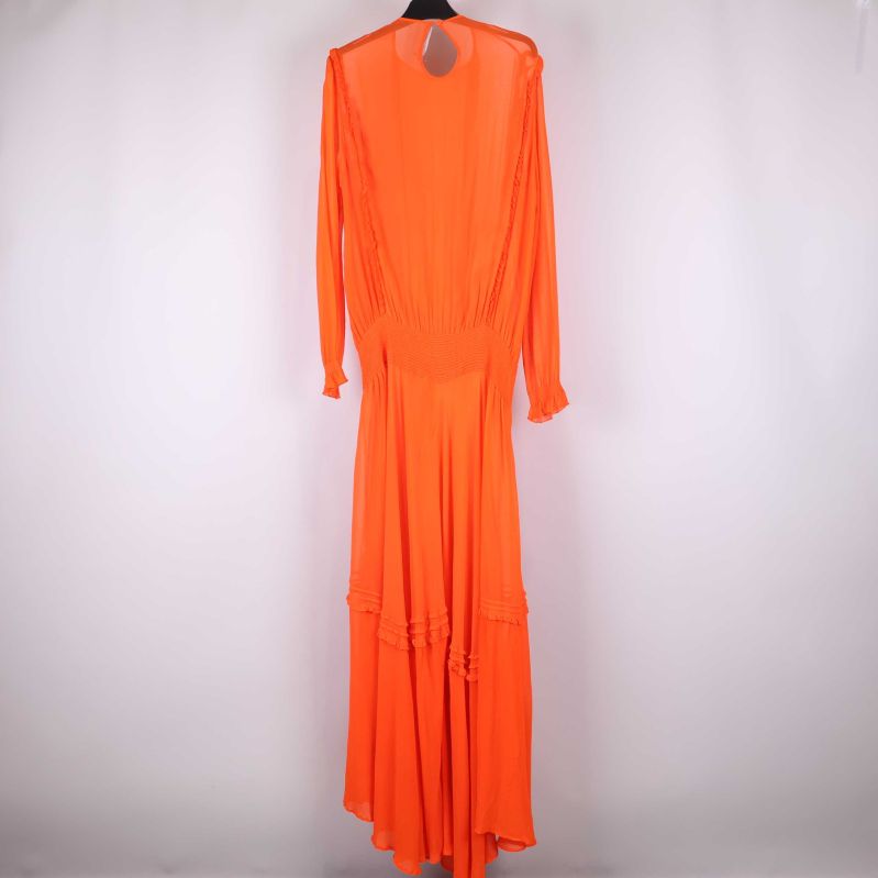 Klänningens bakstycke med volang