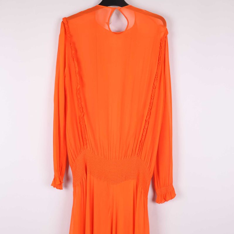 Smockad midja och volangdetaljer