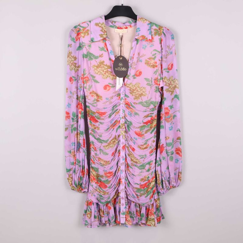 Helbild av blommig miniklänning