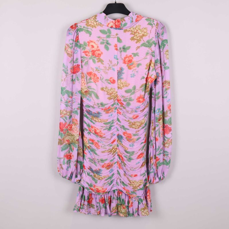 Bakstycke på blommig klänning