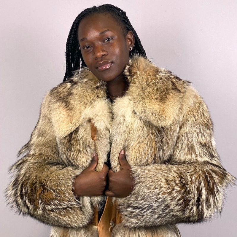 Närbild på modell med pälsen