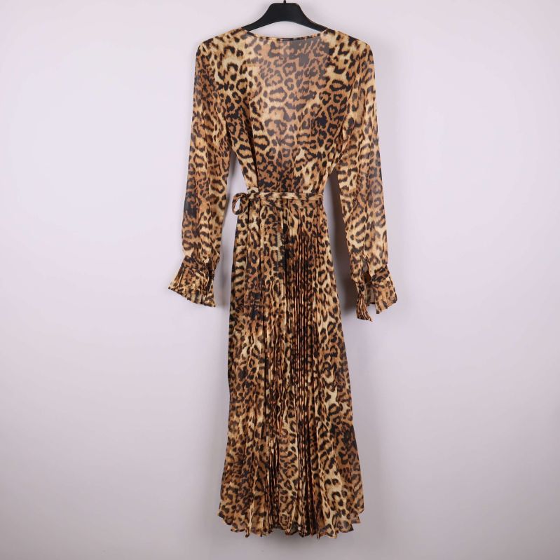 Ryggsida av leopardmönstrad klänning