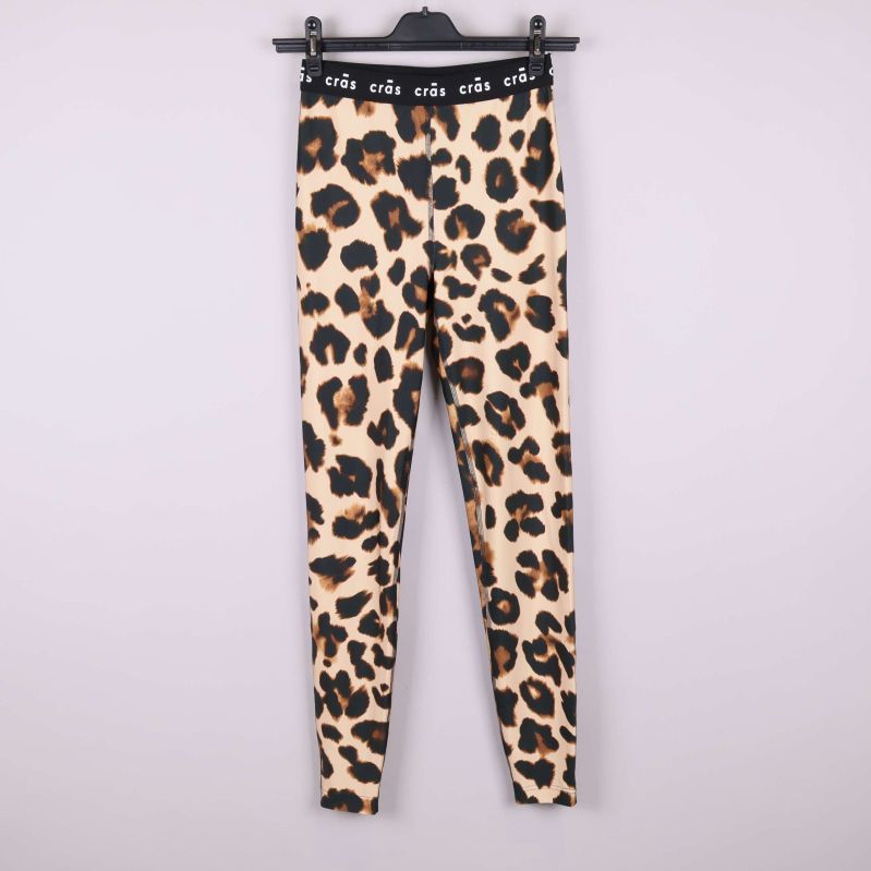 Framsida av tights med leopardmönster