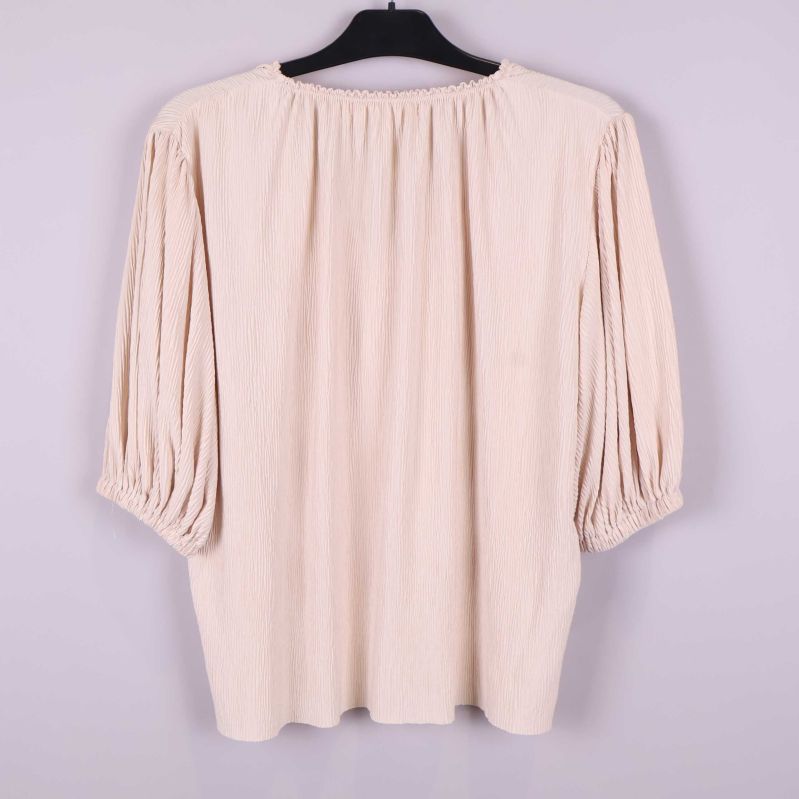 Baksida av strukturerad blus