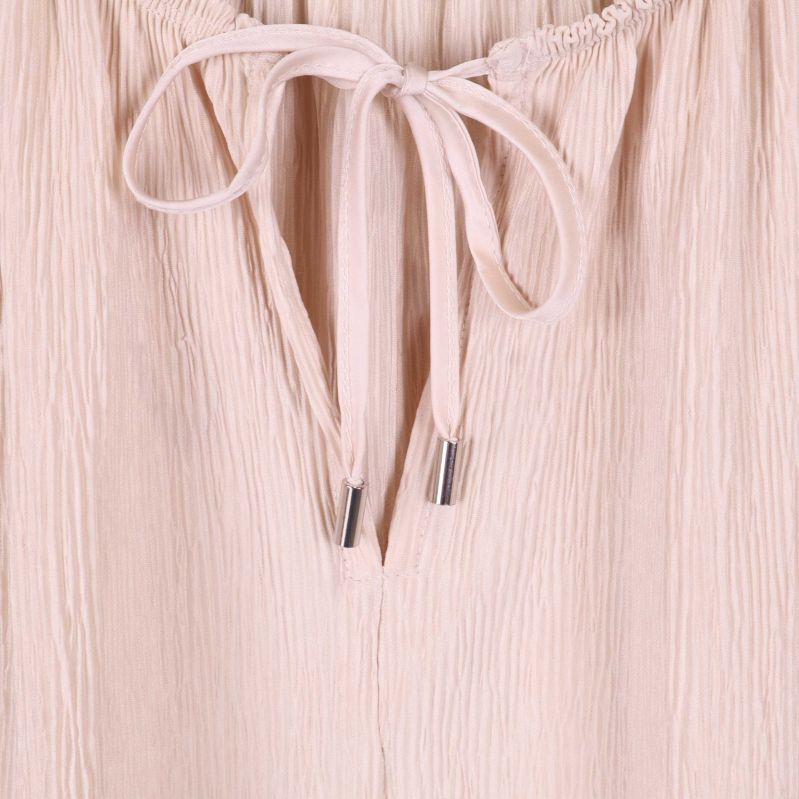 Knytdetalj vid halsringning